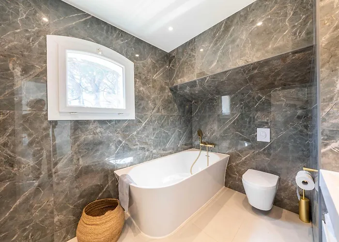 Sumptuous - Ac- 6br- 12p- شقة