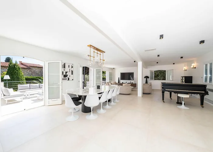 Sumptuous - Ac- 6br- 12p- شقة