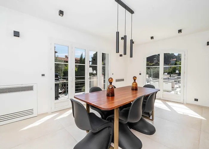 Sumptuous - Ac- 6br- 12p- شقة