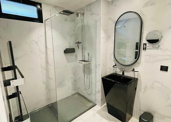 Sumptuous - Ac- 6br- 12p- شقة