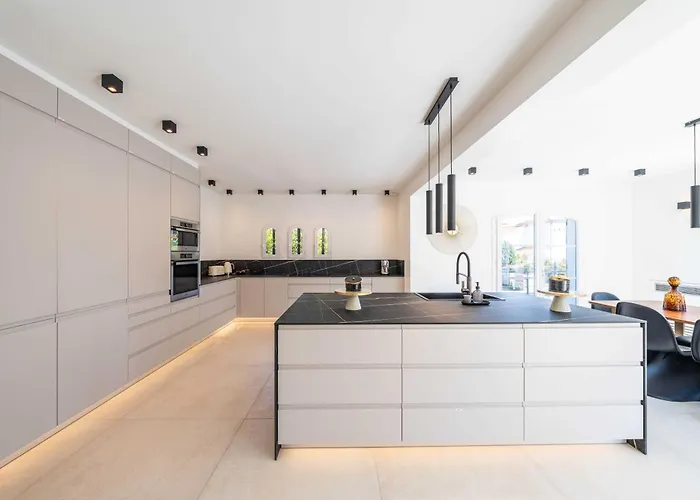 Sumptuous - Ac- 6br- 12p- شقة *